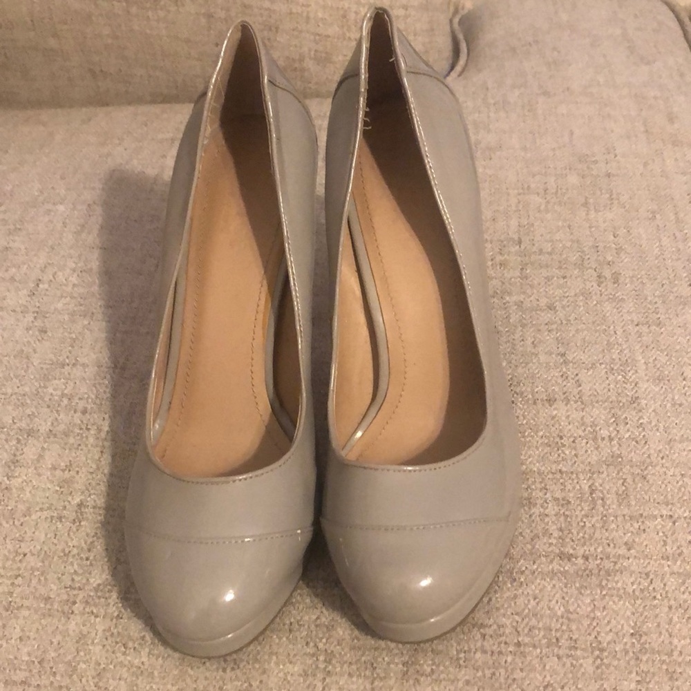Ladies taupe size 8b/38 victor heels